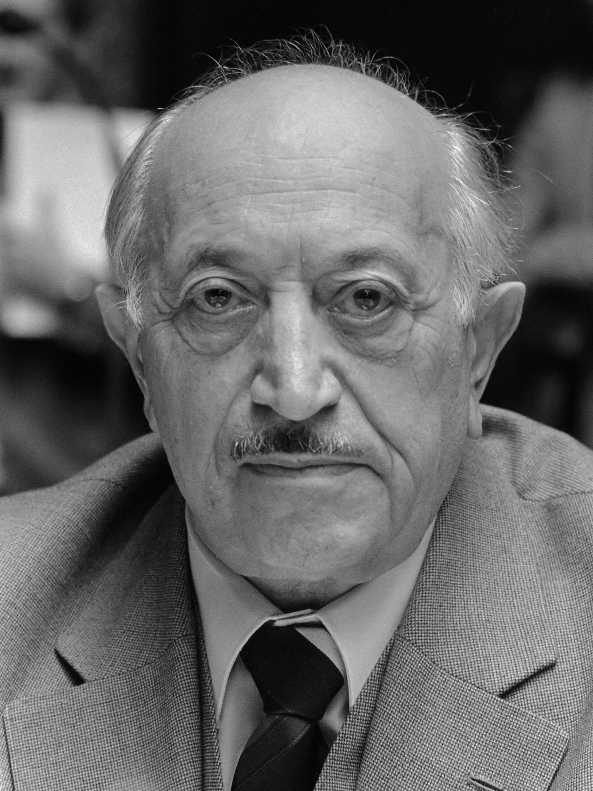 Imagem de referência de Simon Wiesenthal, descrito nos dados abertos como judeu austríaco sobrevivente do Holocausto e caçador de nazistas