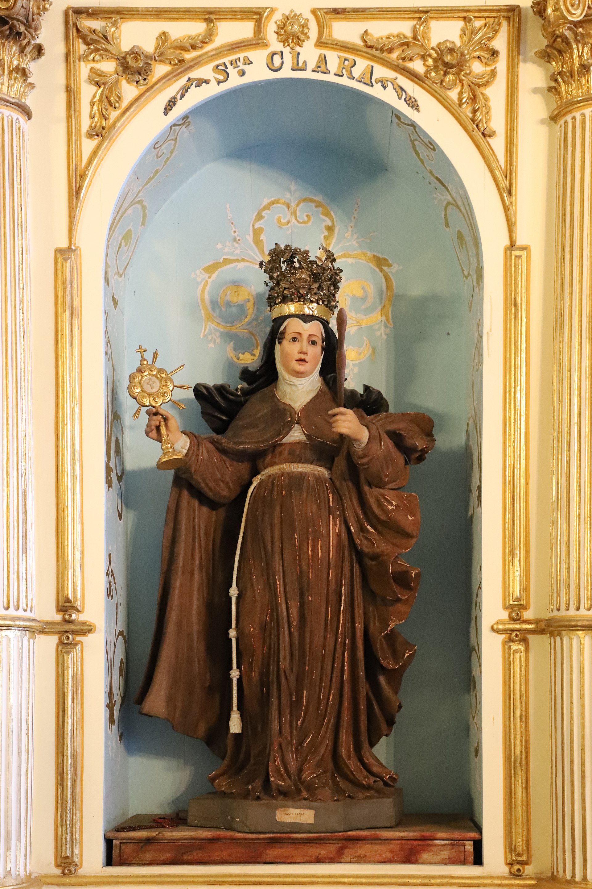 Imagem de referência de Santa Clara, descrito nos dados abertos como estátua na Igreja da Ordem Terceira de São Francisco, Salvador, Bahia