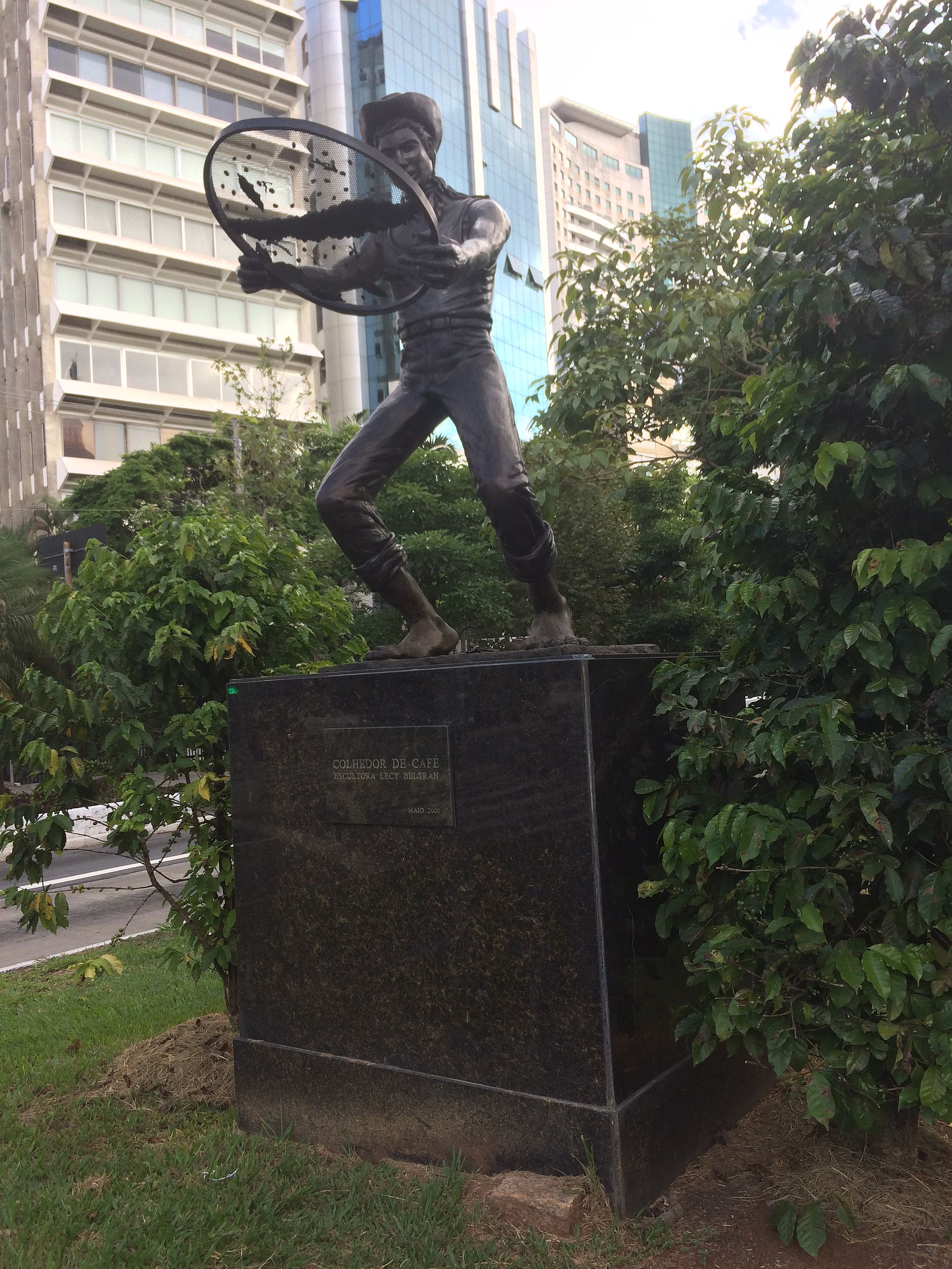 Imagem de referência de Colhedor de Café, descrito nos dados abertos como monumento localizado no Brasil