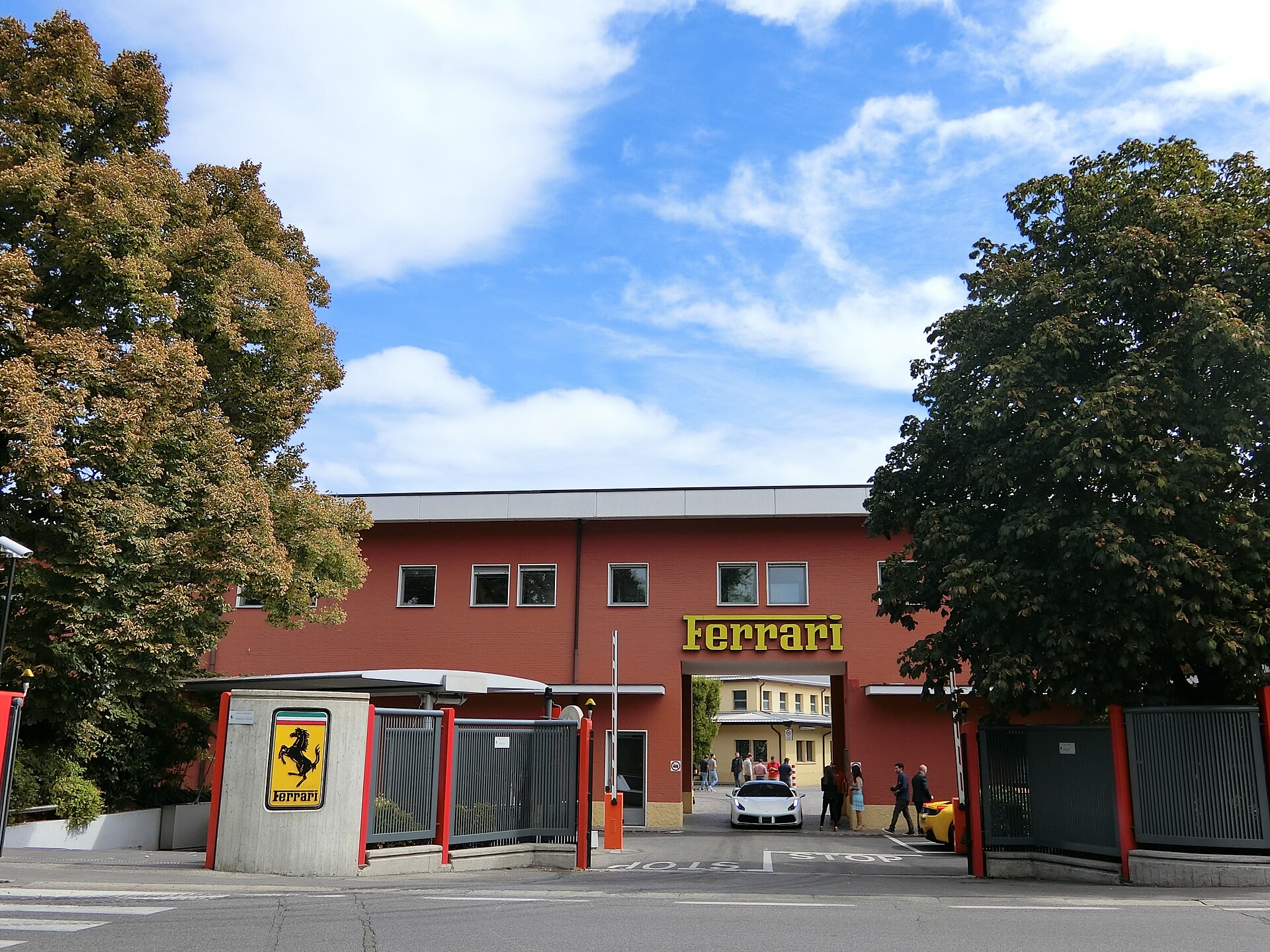 Imagem de referência relacionada a Ferrari, item descrito como fabricante italiana de carros esportivos de luxo sediada em Maranello, Itália