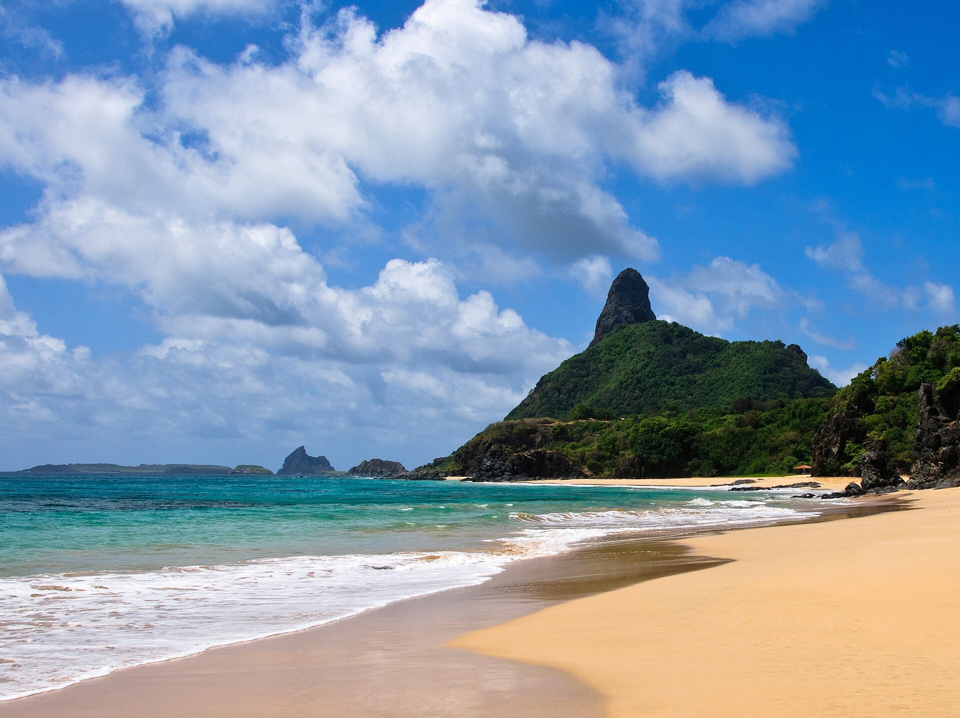 Imagem de referência relacionada a Morro do Pico, item descrito como ponto mais alto de Fernando de Noronha, arquipélago pertencente ao estado brasileiro de Pernambuco