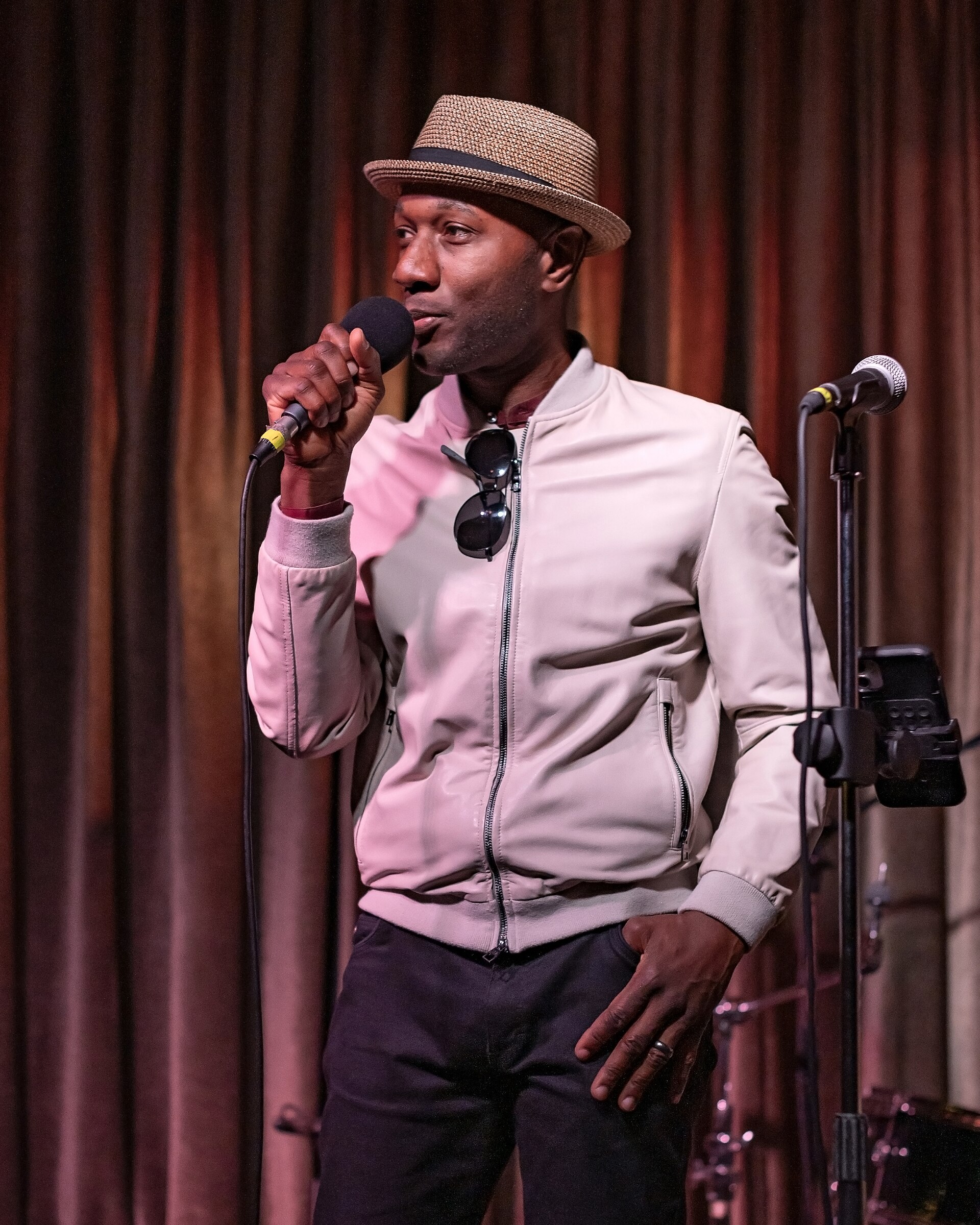 Imagem de referência de Aloe Blacc, descrito nos dados abertos como rapper e músico Norte-americano