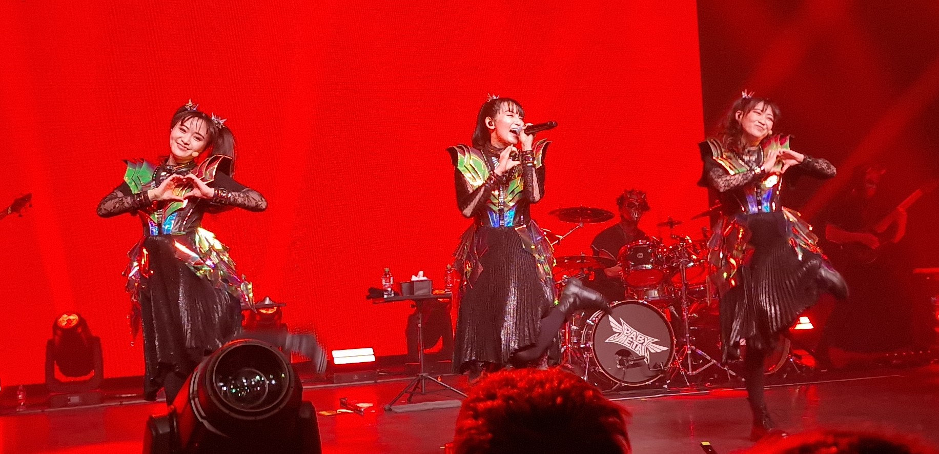Imagem de referência de Babymetal, descrito nos dados abertos como grupo feminino de metal japonês