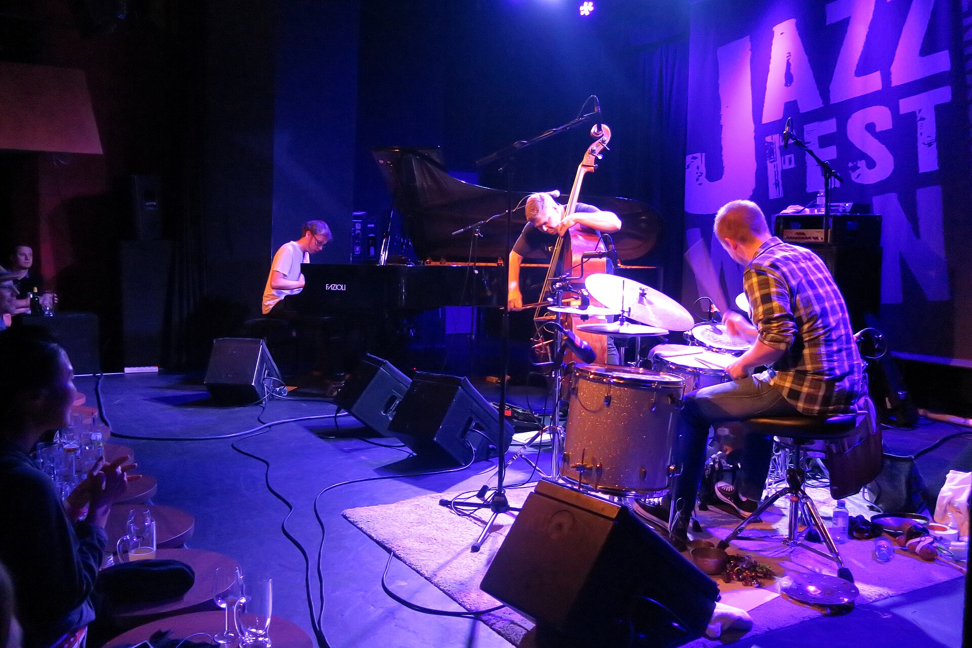Imagem de referência de GoGo Penguin, descrito nos dados abertos como trio inglês de jazz
