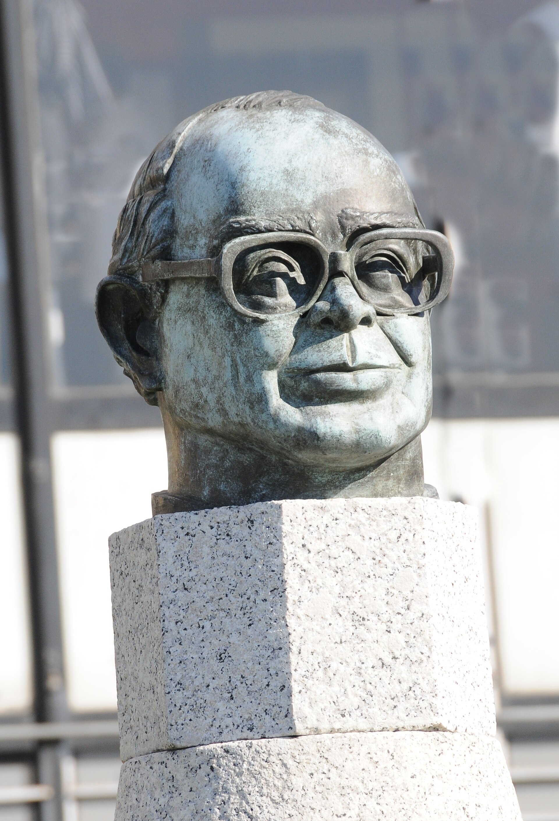 Imagem de referência de Busto de Armando Goncalves Lira, descrito nos dados abertos como busto em Braga Portugal