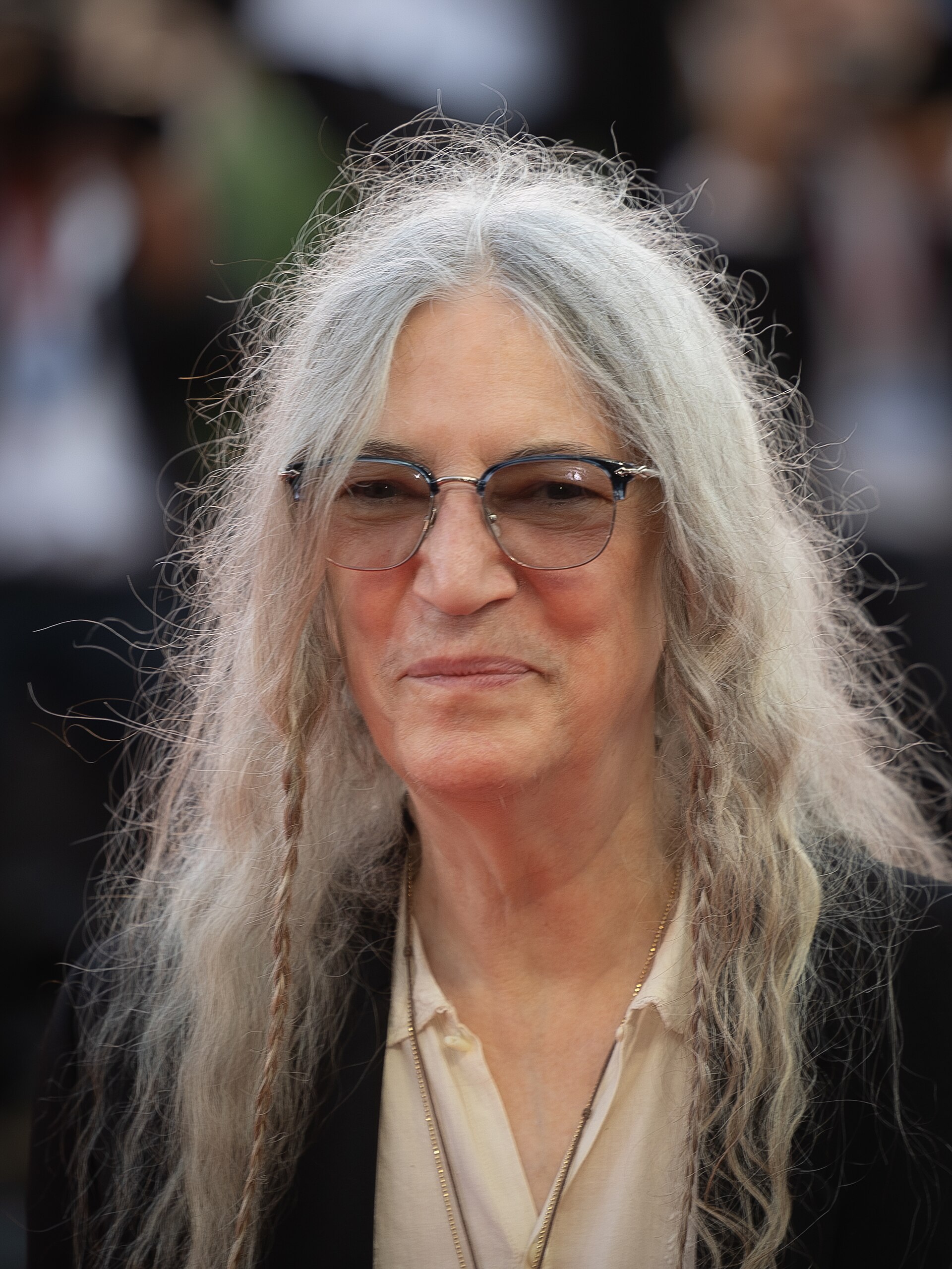 Imagem de referência relacionada a Patti Smith, item descrito como cantora e compositora norte-americana