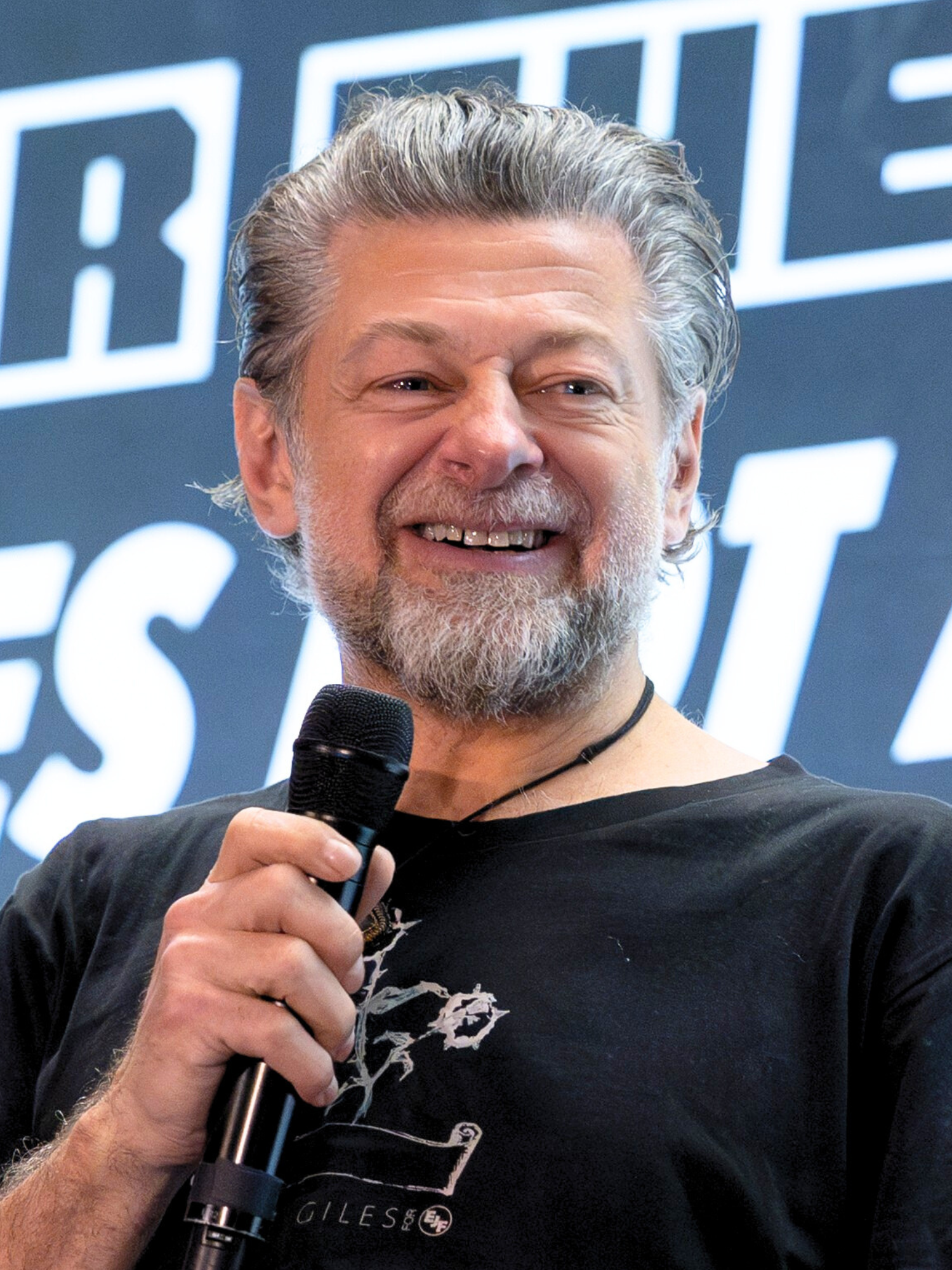 Imagem de referência de Andy Serkis, descrito nos dados abertos como ator e cineasta britânico
