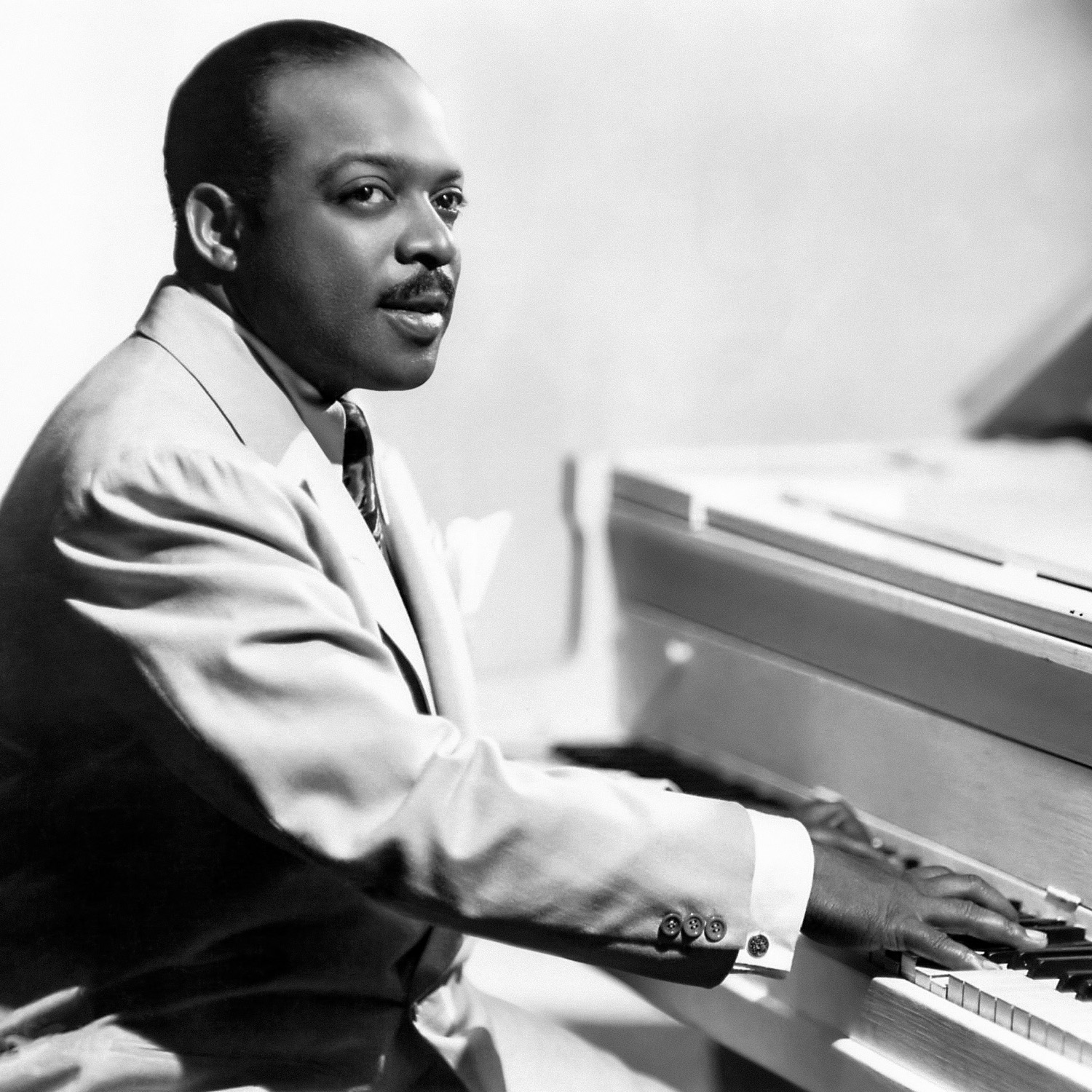 Imagem de referência de Count Basie, descrito nos dados abertos como pianista, organista, compositor e regente norte-americano