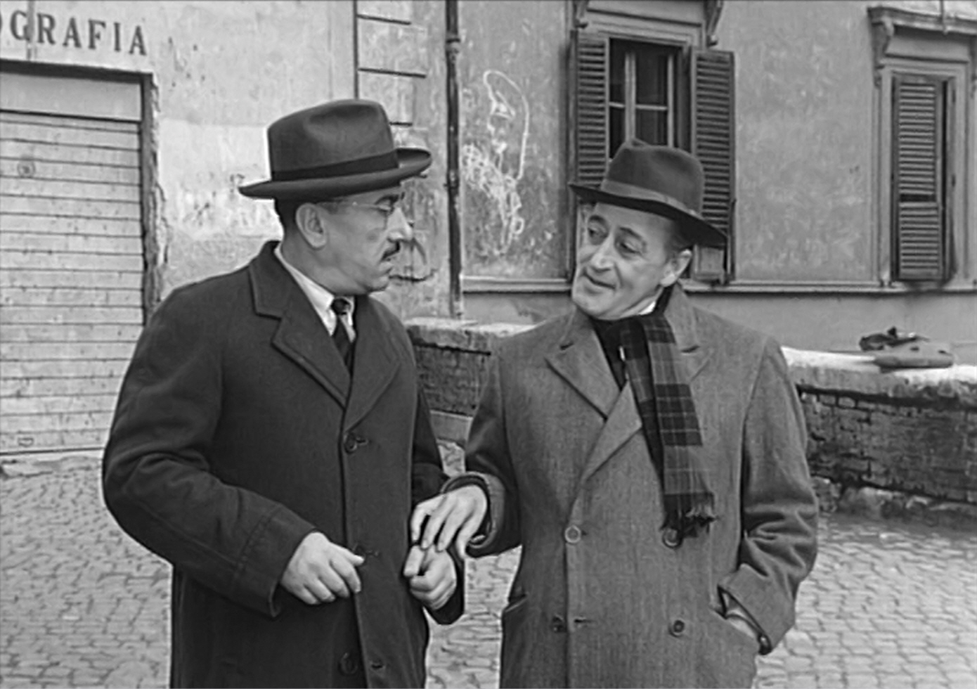 Imagem de referência de La banda degli onesti, descrito nos dados abertos como filme de 1956 dirigido por Camillo Mastrocinque