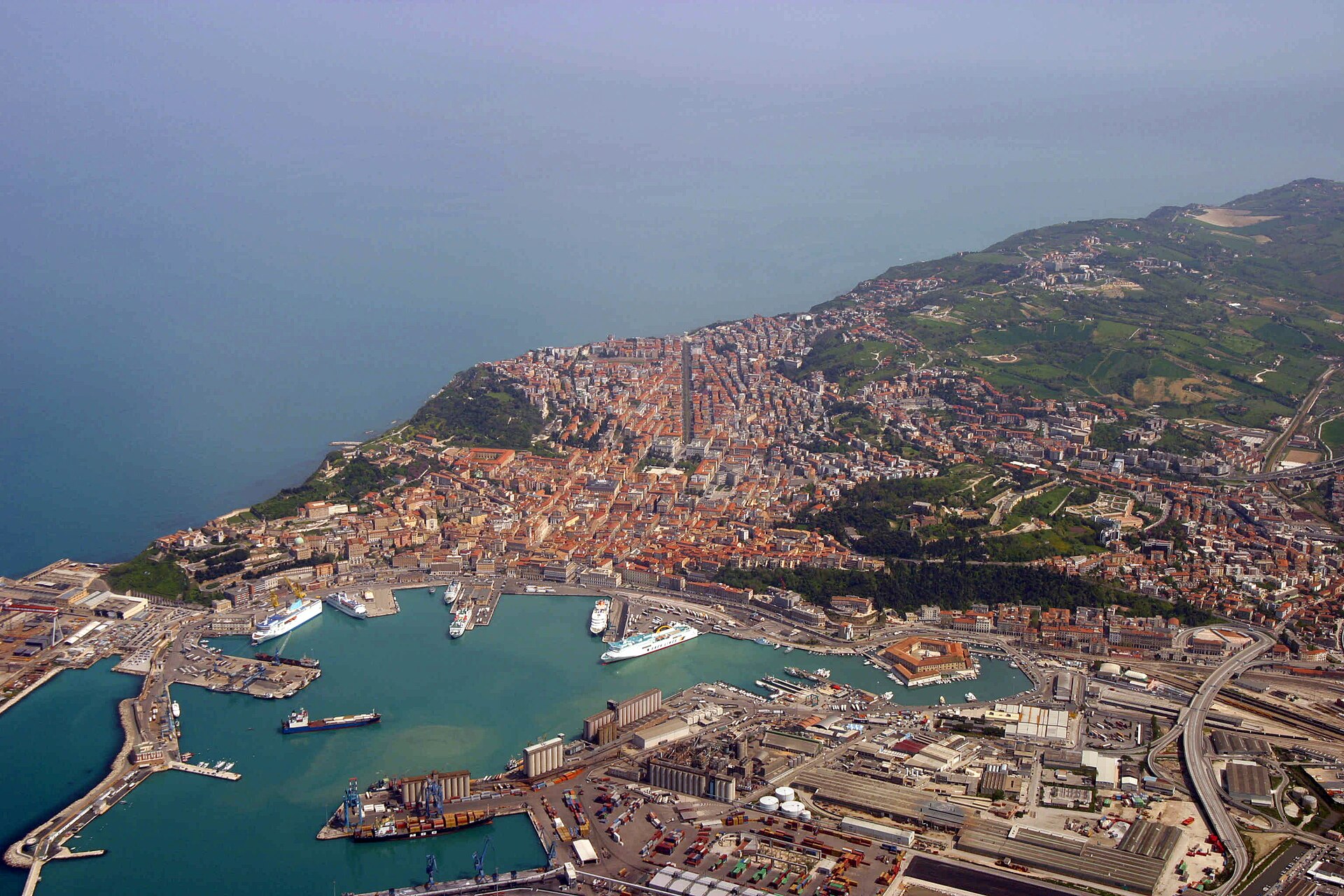 Imagem de referência relacionada a Ancona, item descrito como comuna italiana