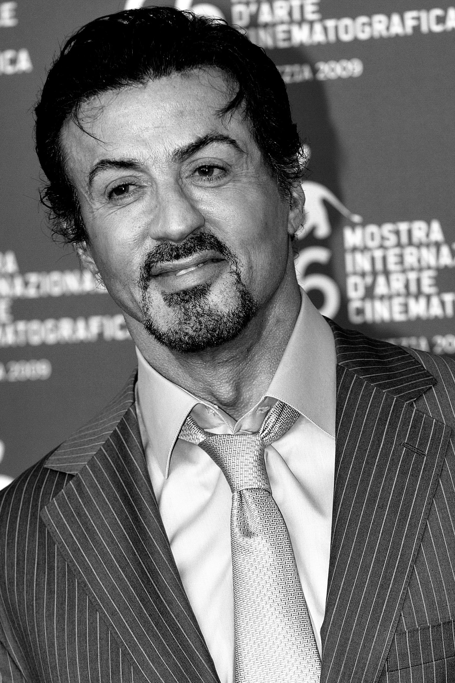 Imagem de referência de Rambo, descrito nos dados abertos como filme de 2008 dirigido por Sylvester Stallone