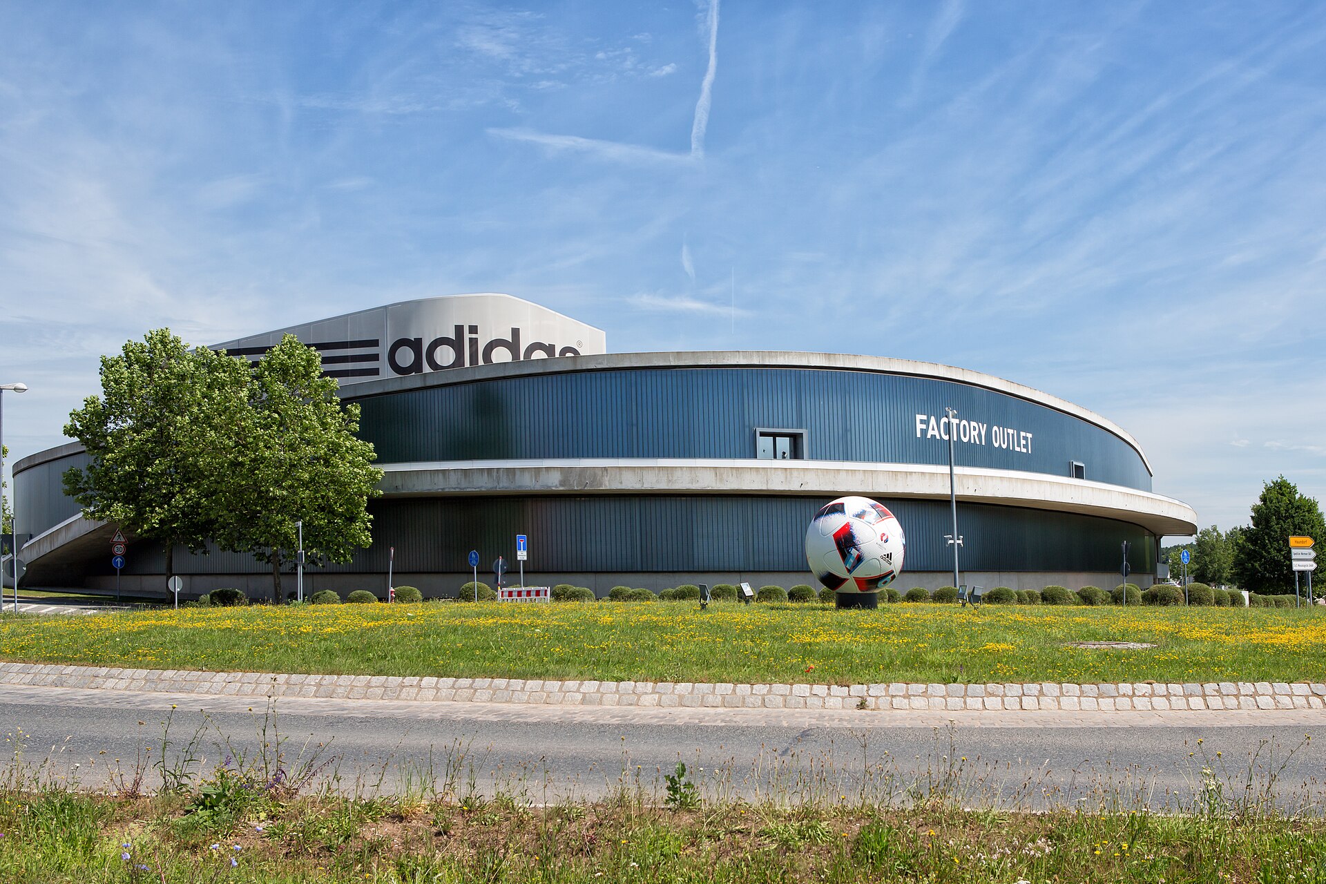 Imagem de referência relacionada a Adidas, item descrito como empresa alemã de calçados, roupas e equipamentos esportivos