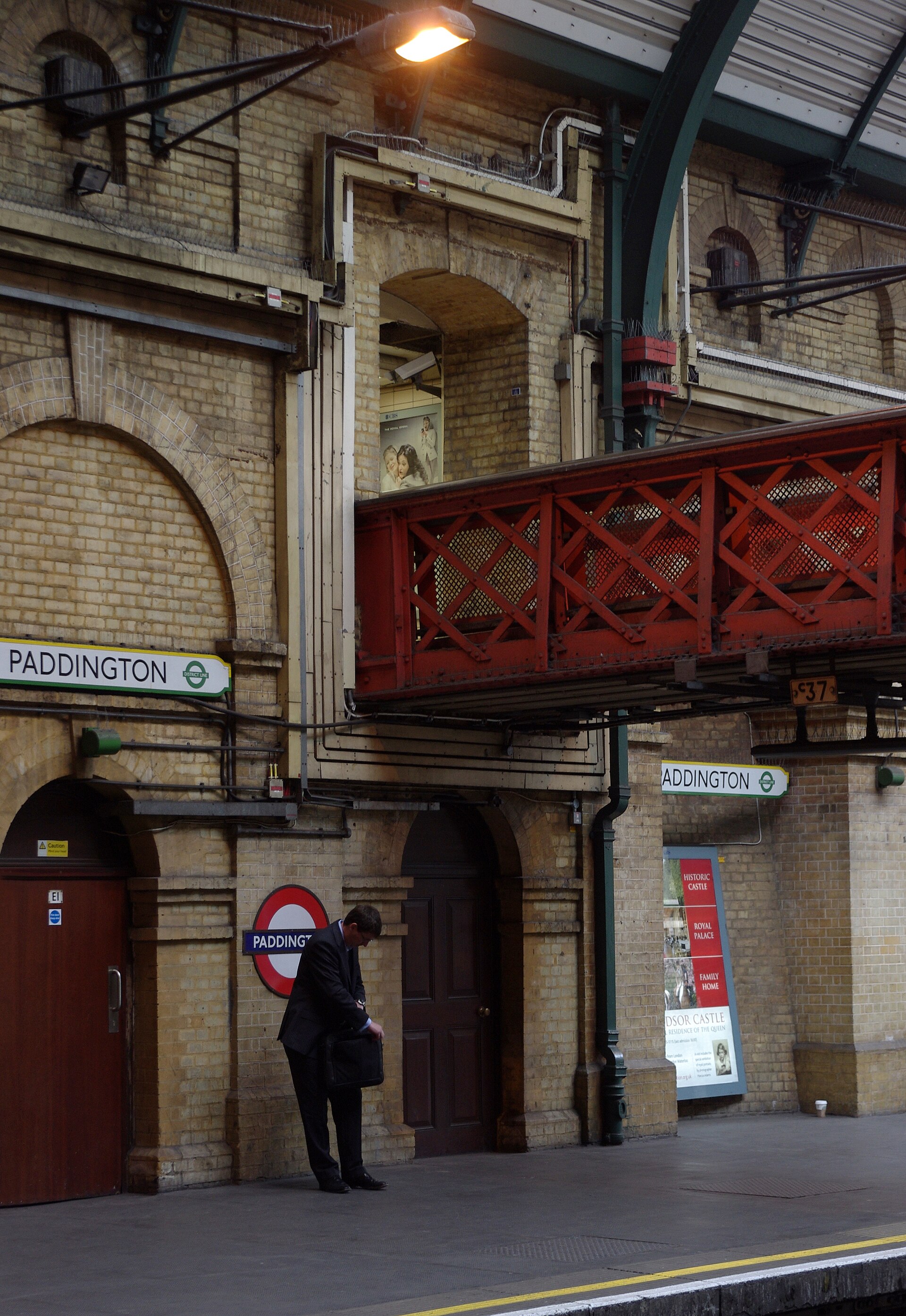 Imagem de referência de Paddington 2, descrito nos dados abertos como filme de 2017 dirigido por Paul King