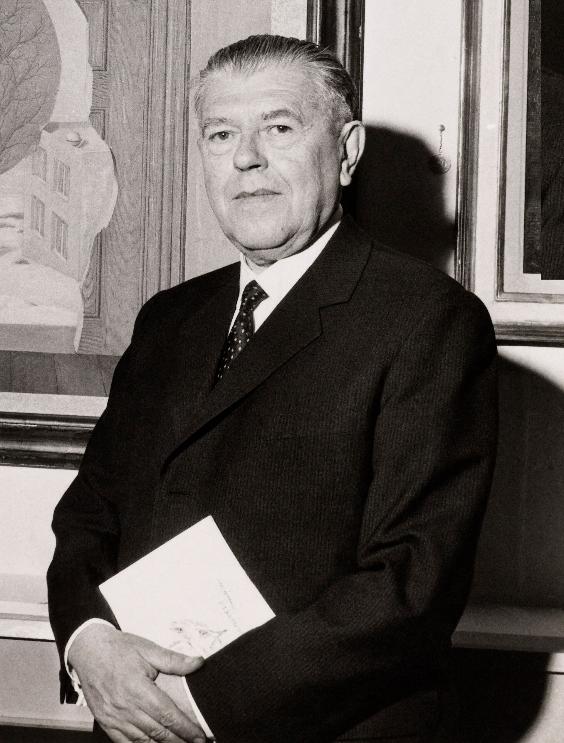 Imagem de referência de René Magritte, descrito nos dados abertos como pintor surrealista belga (1898–1967)