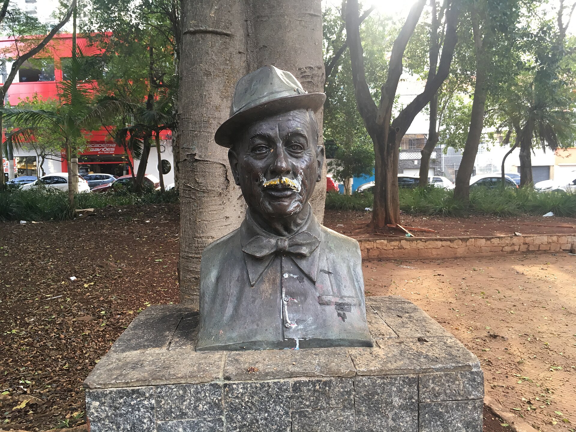 Imagem de referência de Adoniran Barbosa, descrito nos dados abertos como monumento localizado no Brasil