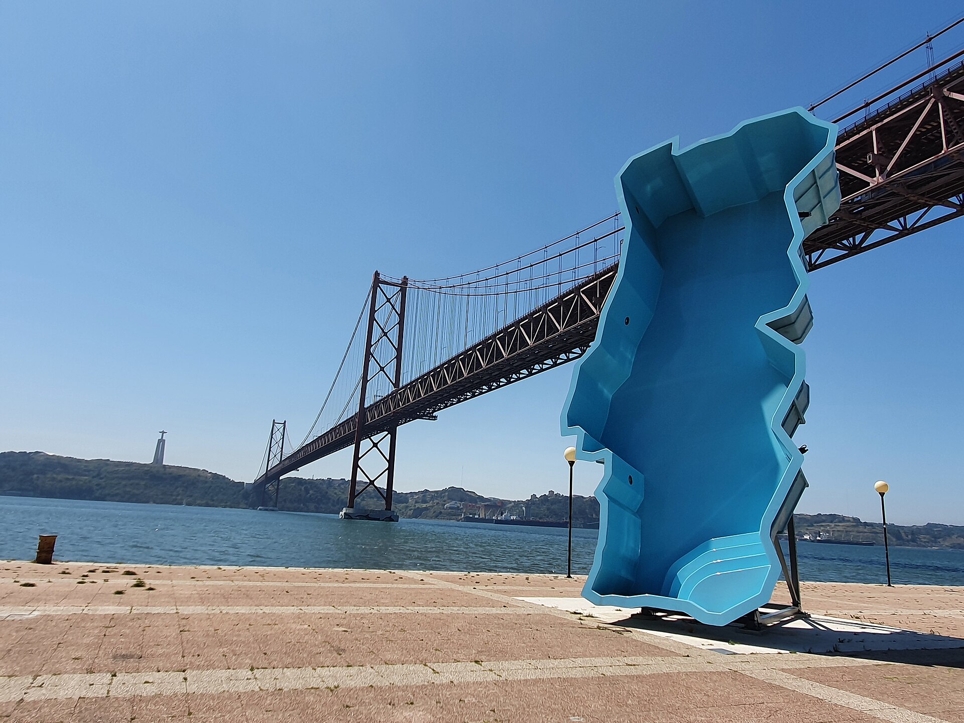 Imagem de referência relacionada a Portugal a Banhos, item descrito como obra de Joana Vasconcelos