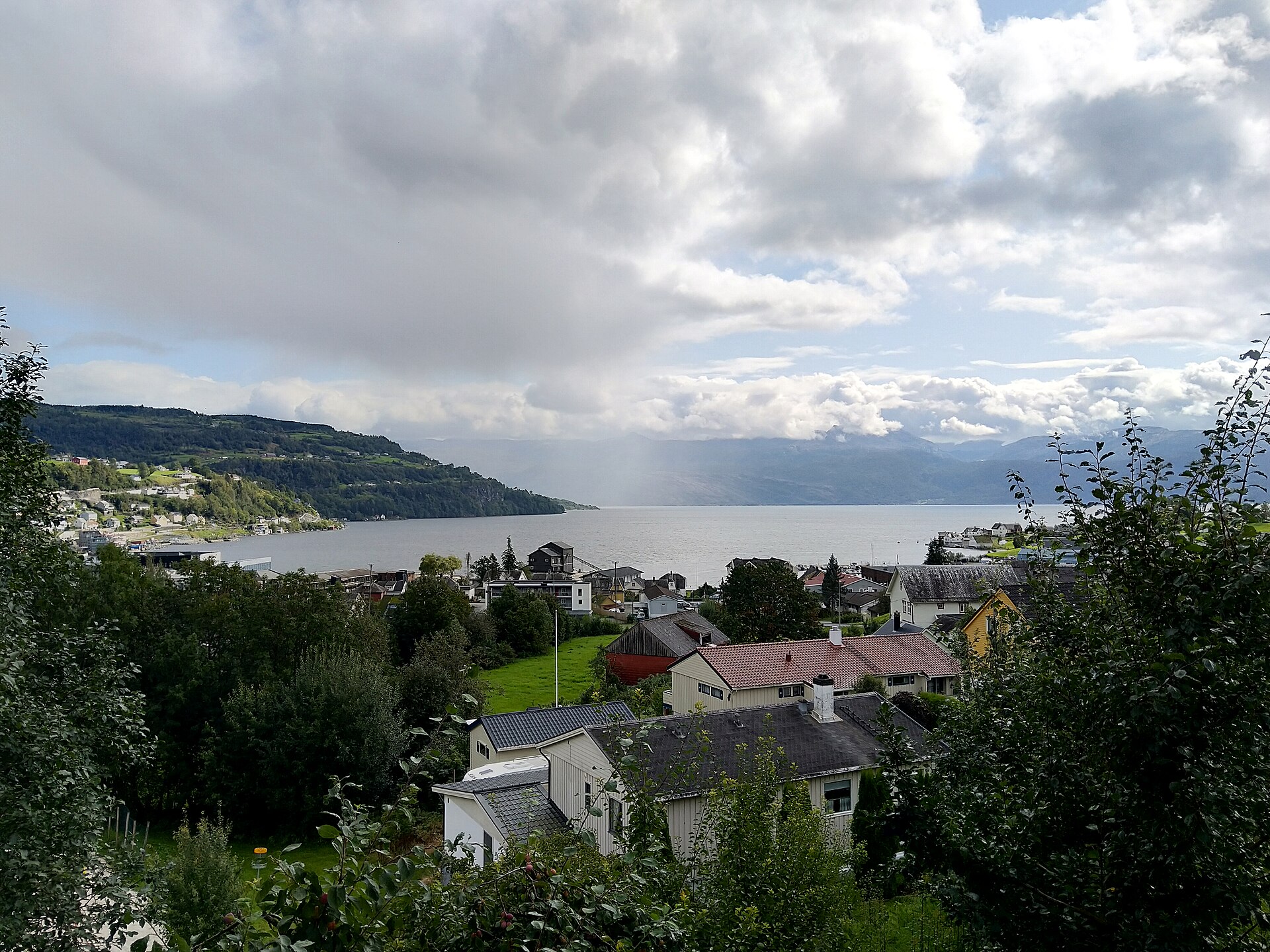 Imagem de referência relacionada a Øystese, item descrito como assentamento no município de Kvam, Noruega