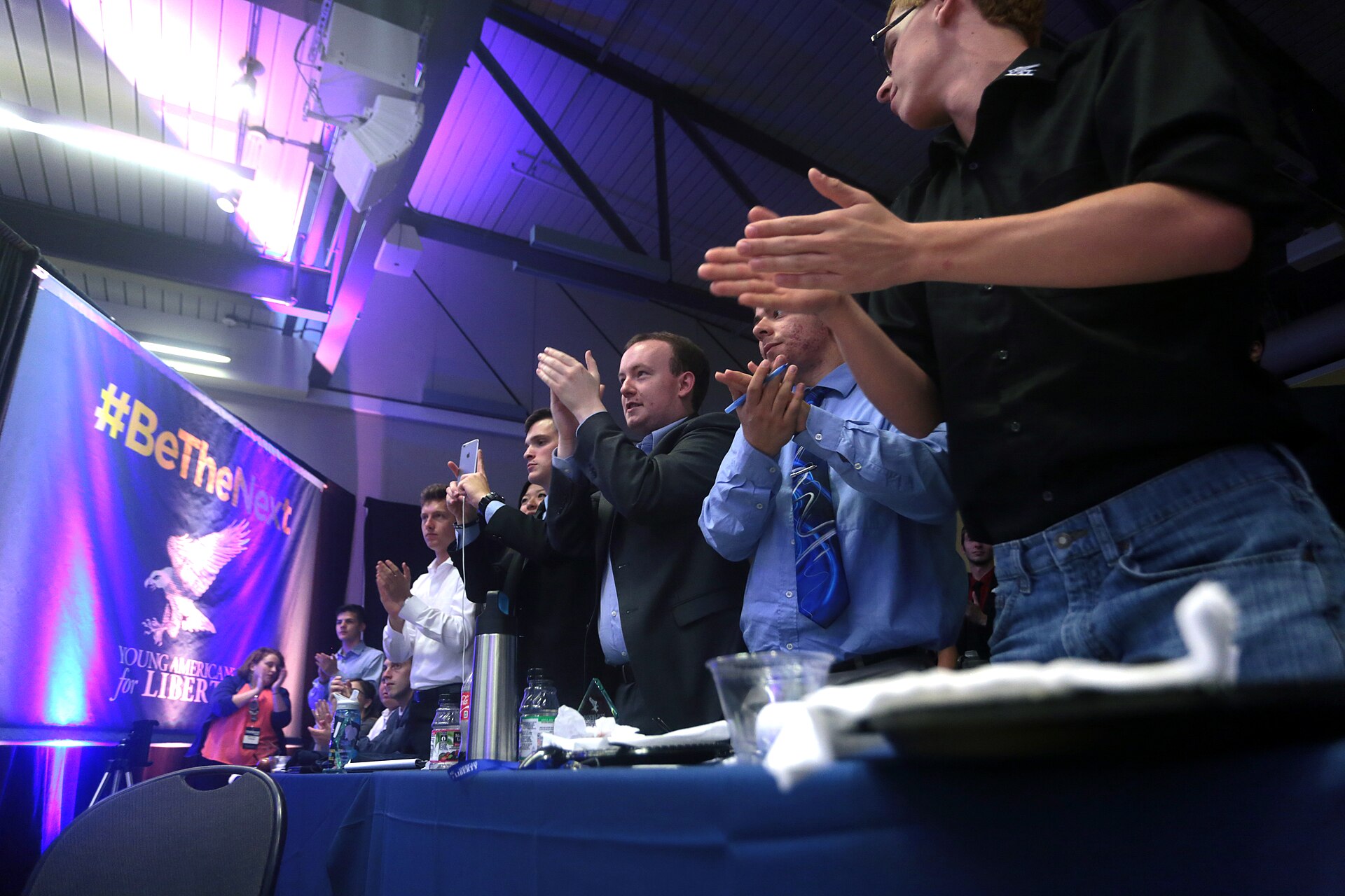 Imagem de referência relacionada a Young Americans, item descrito como registro de referência sobre Young Americans, organizado a partir de dados estruturados abertos