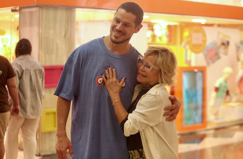 Atores da Globo são vistos juntos em shopping no Rio de Janeiro acompanhando peça de teatro