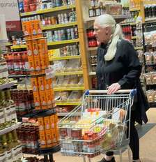 Sozinha numa tarde de compras, Vera Holtz circulou pelo mercado sem ser incomodada Foto: Sala de TV