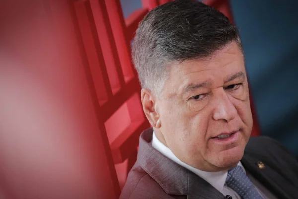Carlos Viana deixa Caiado e apoia Flávio no 1º turno: "O morno não serve"