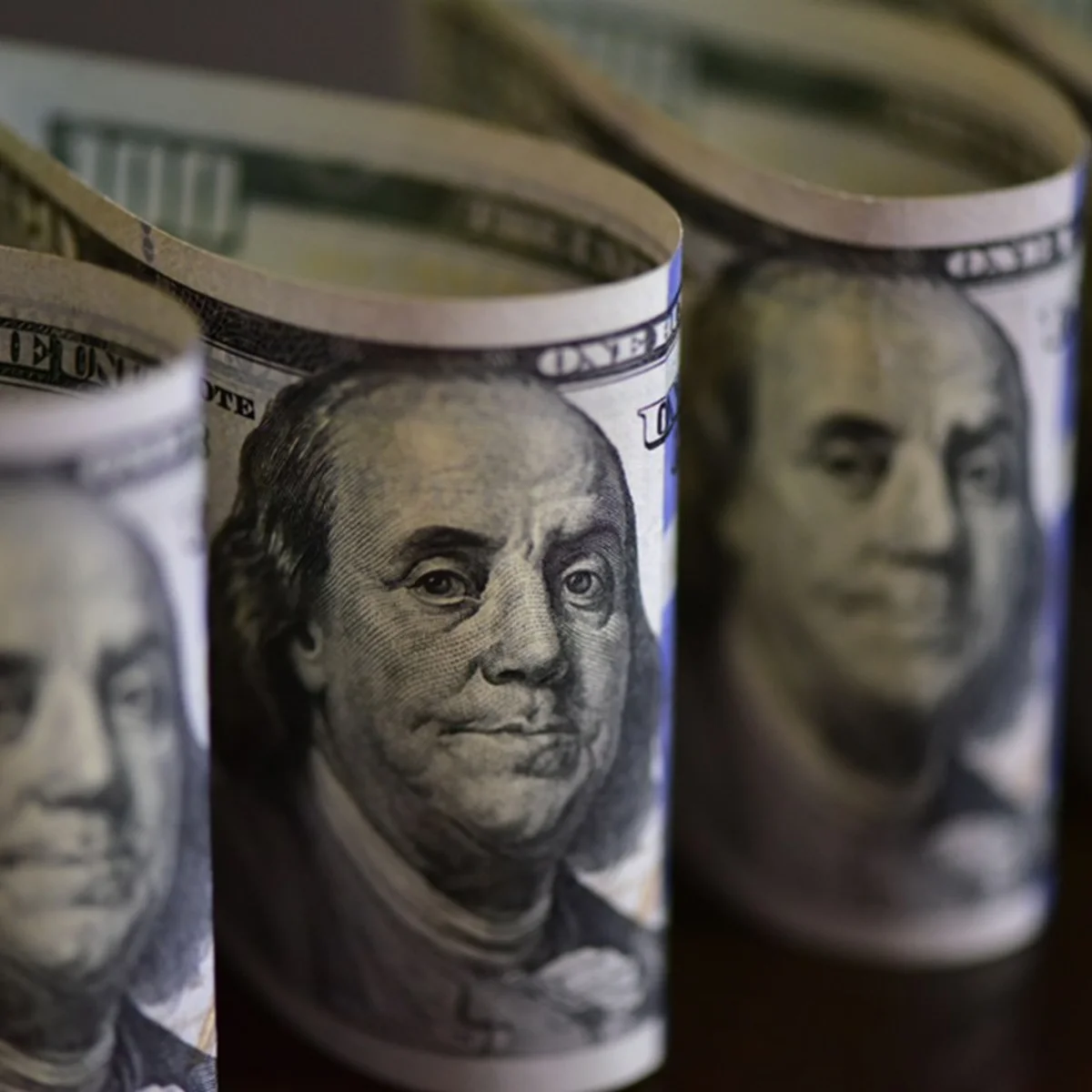Dólar cai e Bolsa sobe com eleições e 4ª queda seguida do preço do petróleo