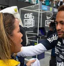 Influencer Naty Potira recebe o carinho de Neymar antes de um jogo do Santos – Foto: Reprodução/Instagram / Jogada10