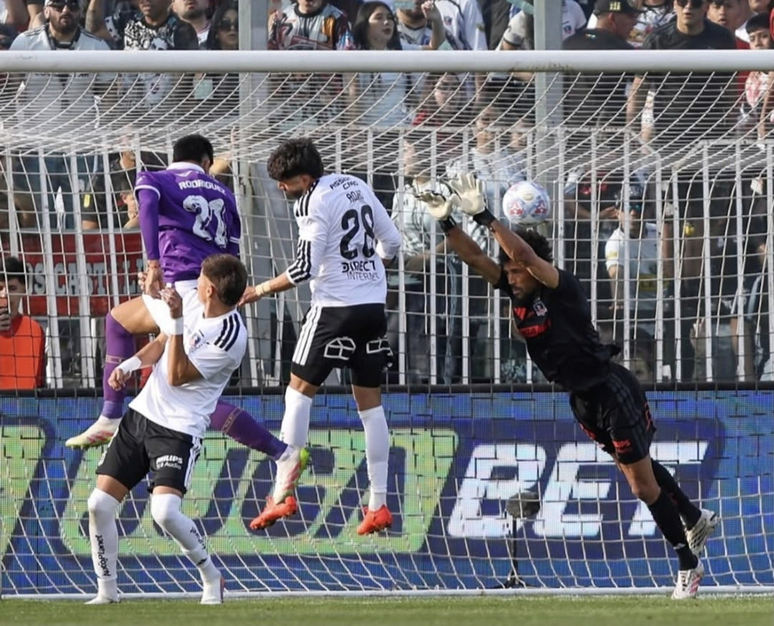 Técnico do Colo-Colo sai em defesa de Vozinha após falha do goleiro