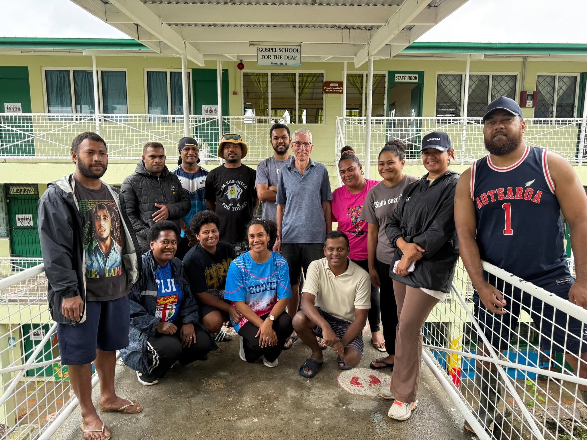 Ex-alunos lideram atividades comunitárias em preparação para o Aniversário de Esmeralda Azul da Gospel School