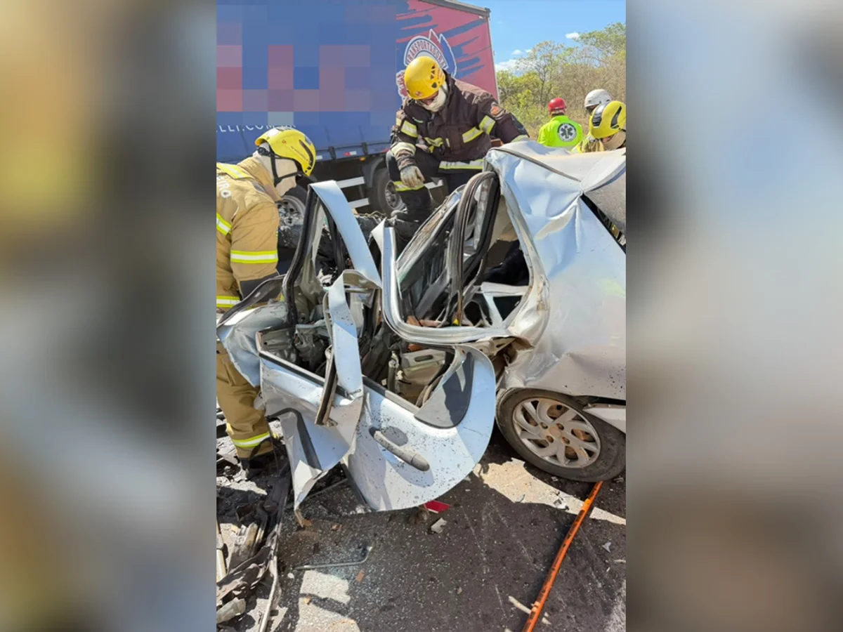 Mulher morre após ficar presa às ferragens em acidente com carro e caminhão