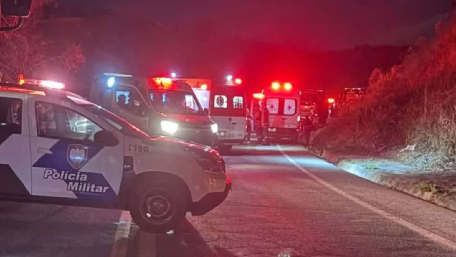 Ônibus tombou na BR-262 e deixou mortos e feridos