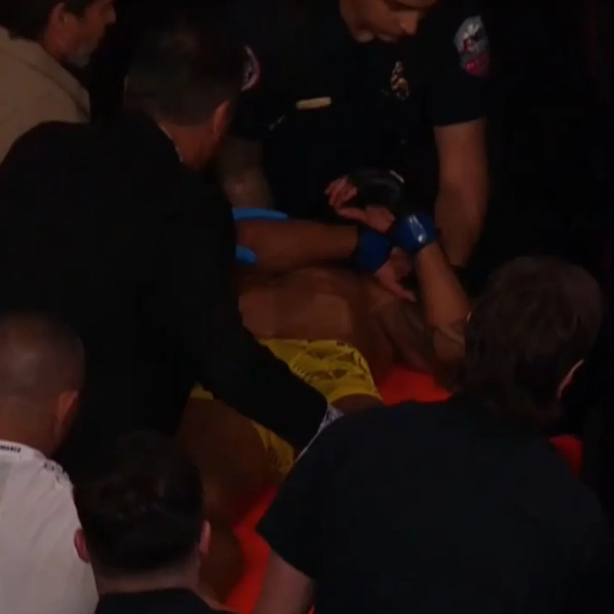 UFC atualiza estado de Raoni Barcelos após ser retirado de maca do octógono