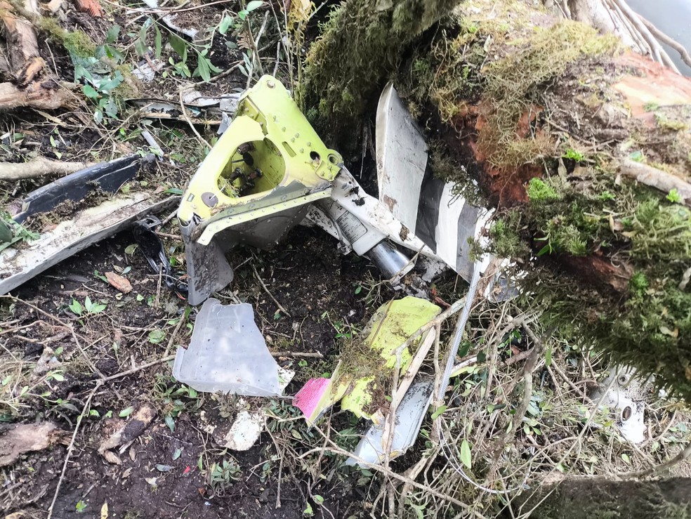 Cantor Rick: com fuselagem destruída e peças espalhadas, imagens revelam gravidade de acidente com helicóptero