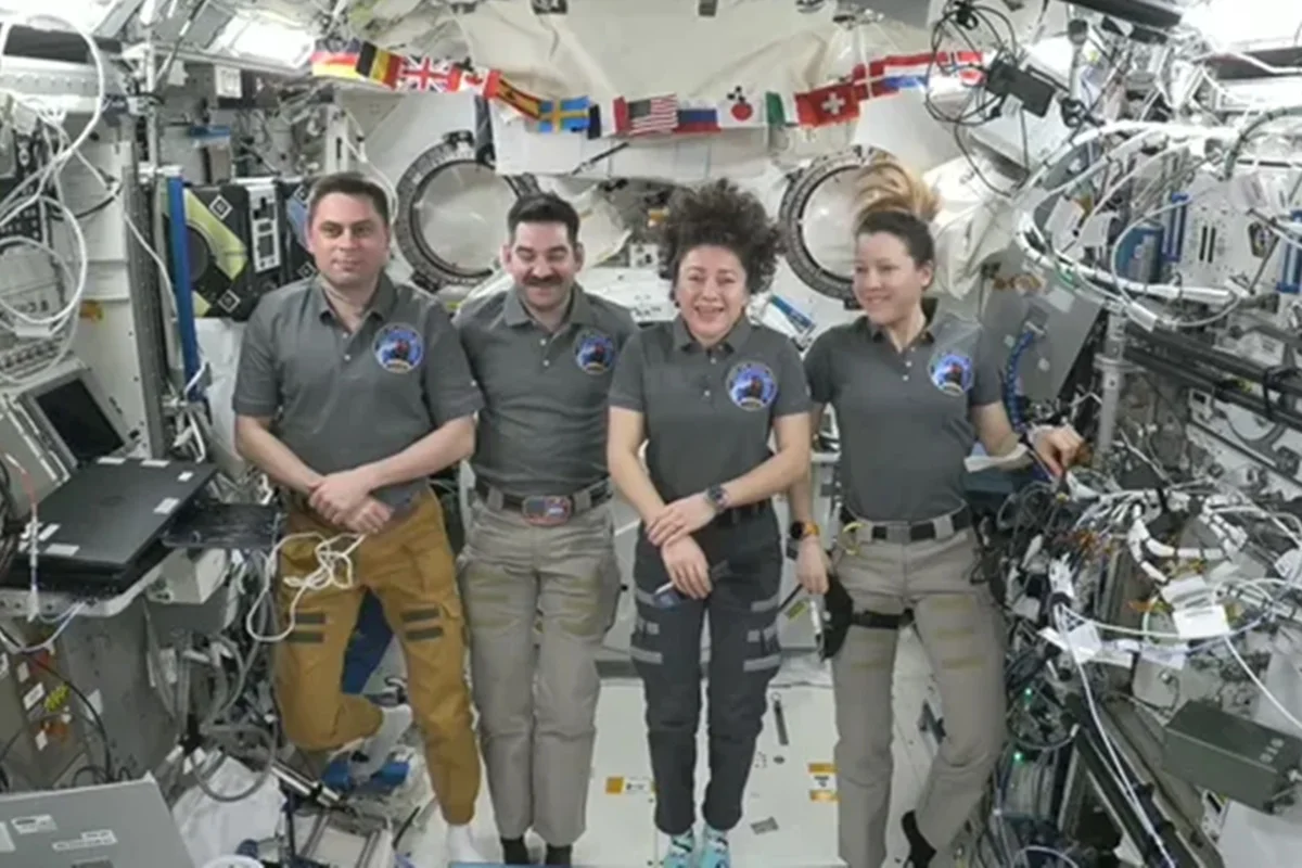 foto colorida de astronautas à bordo de uma missão da Nasa - Metrópoles.