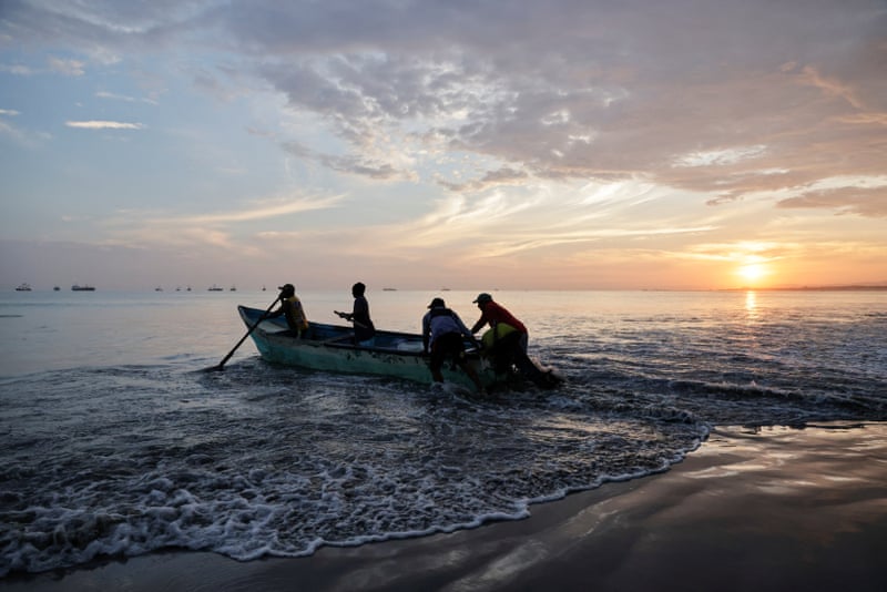 Ataques dos EUA a barcos de pesca equatorianos levantam preocupações humanitárias, mas a administração Trump não recua
