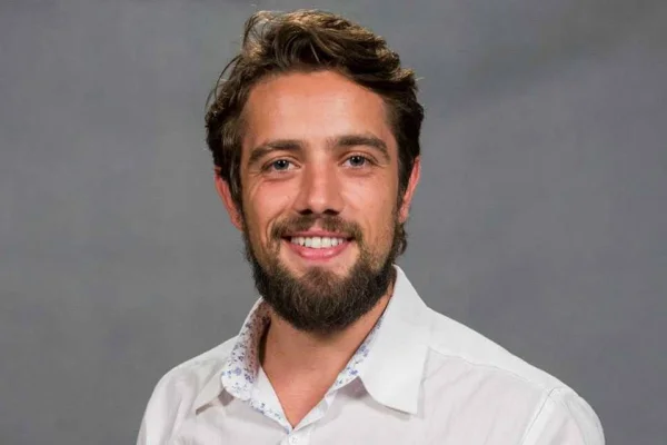 Vídeo: ator Rafael Cardoso celebra 98 dias limpo após reabilitação