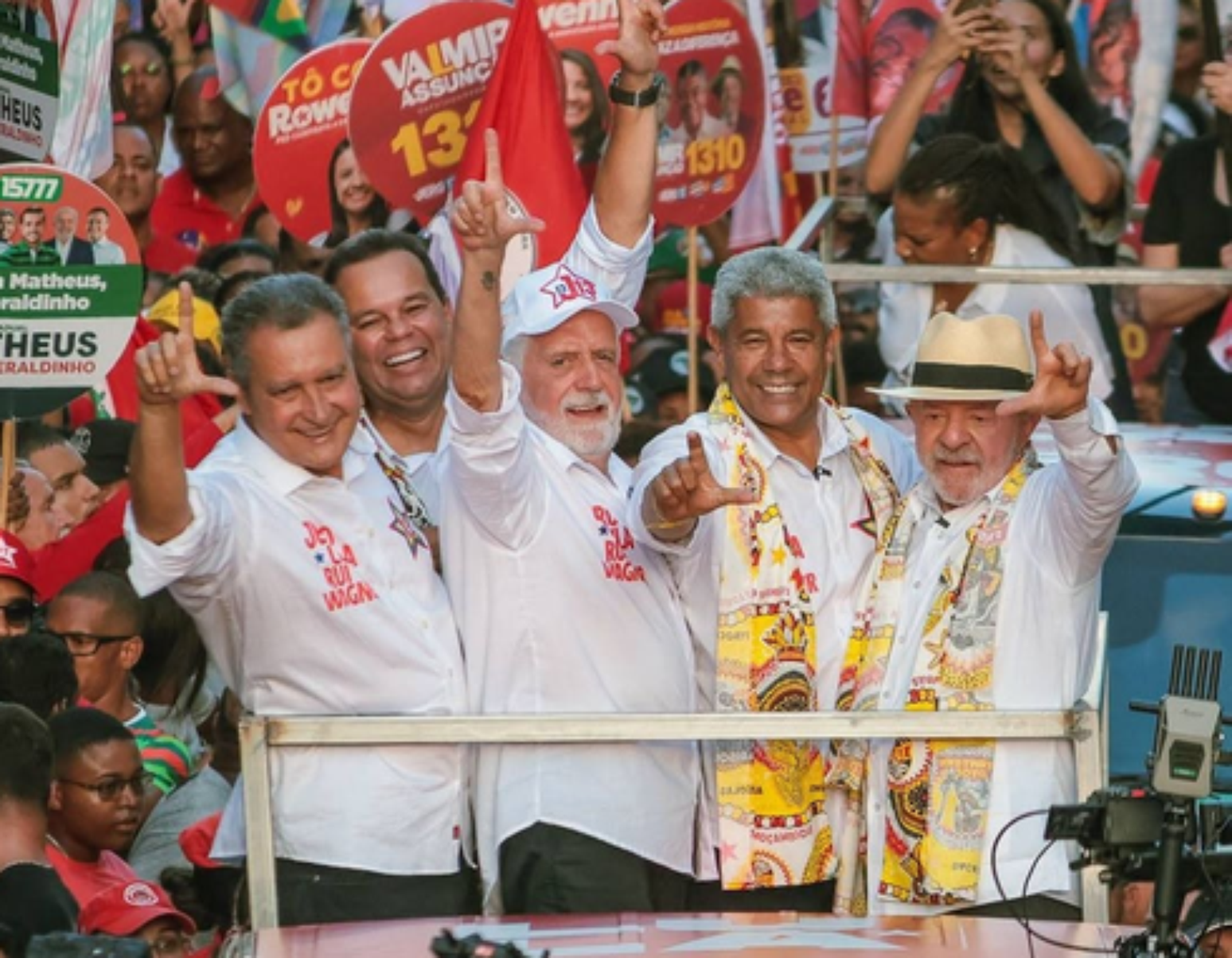 Lula esteve presente em passeata de Jerônimo em Salvador, este ano, com Wagner e Rui juntos