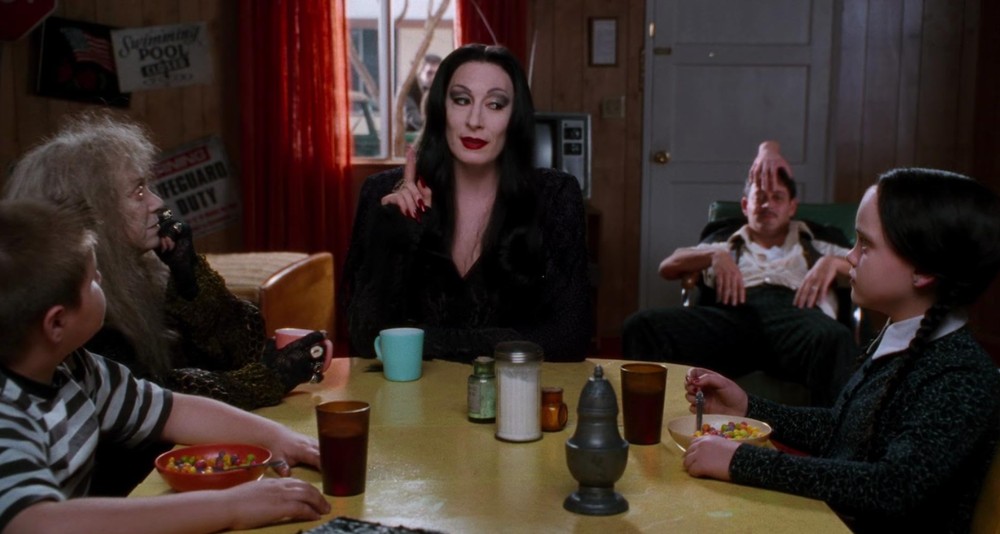 A Família Addams 1991 é um clássico do gênero de terror para assistir em família — Foto: Reprodução/IMDb