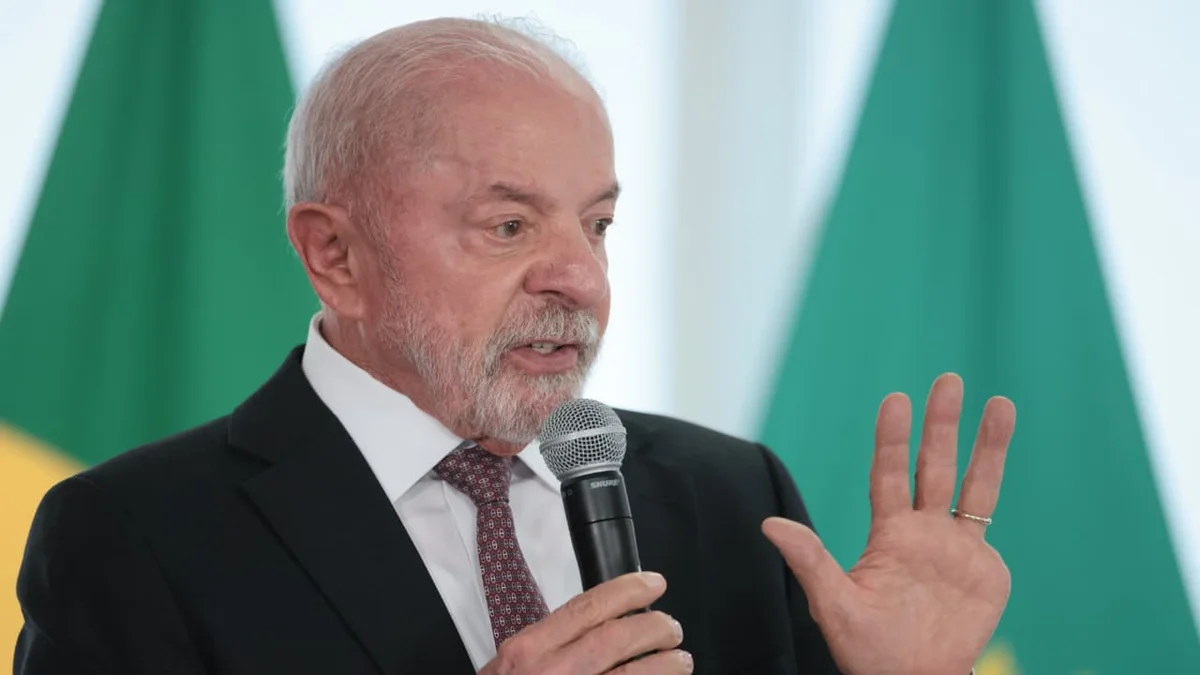 A 17 dias do 1º turno das eleições, Lula anuncia reajuste no Bolsa Família