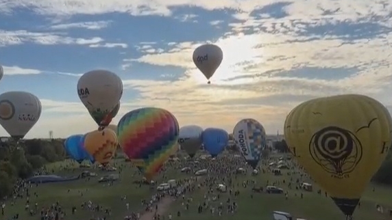 Balões de ar quente colorem o céu e atraem turistas em cidade medieval na República Tcheca