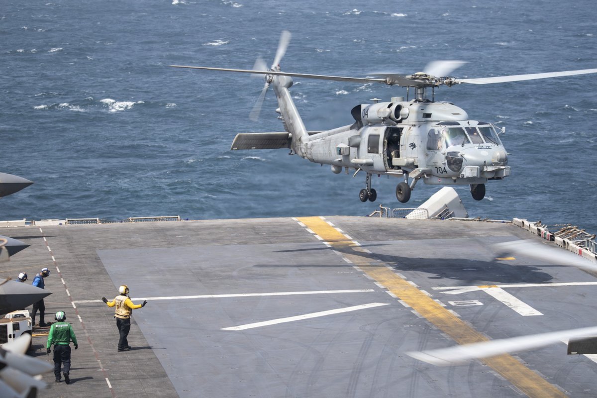 EUA limitam horários de defesa aérea para petroleiros que navegam pelo Estreito de Ormuz, relata o FT
