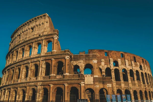 Itália estuda multar pedestre que atravessar rua olhando para o celular