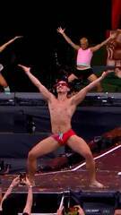 Bailarino rouba cena em show de Pedro Sampaio