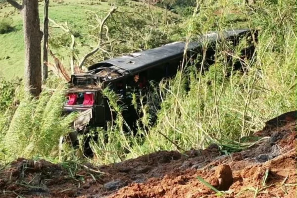 Ônibus que caiu em ribanceira realizava viagem clandestina, diz ANTT - destaque galeria