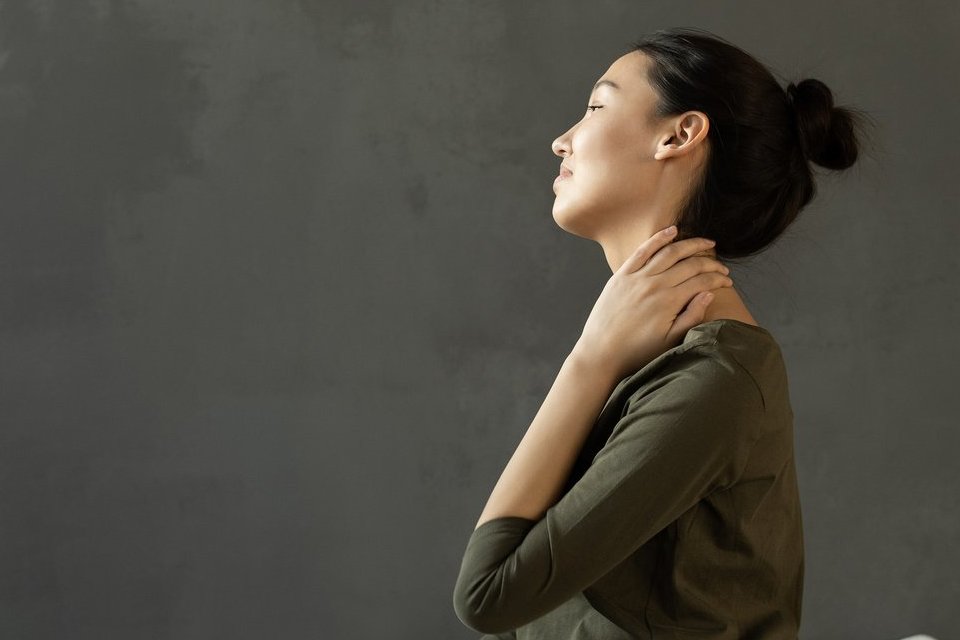 Médico explica como evitar dores nos ombros e na coluna ao usar celular
