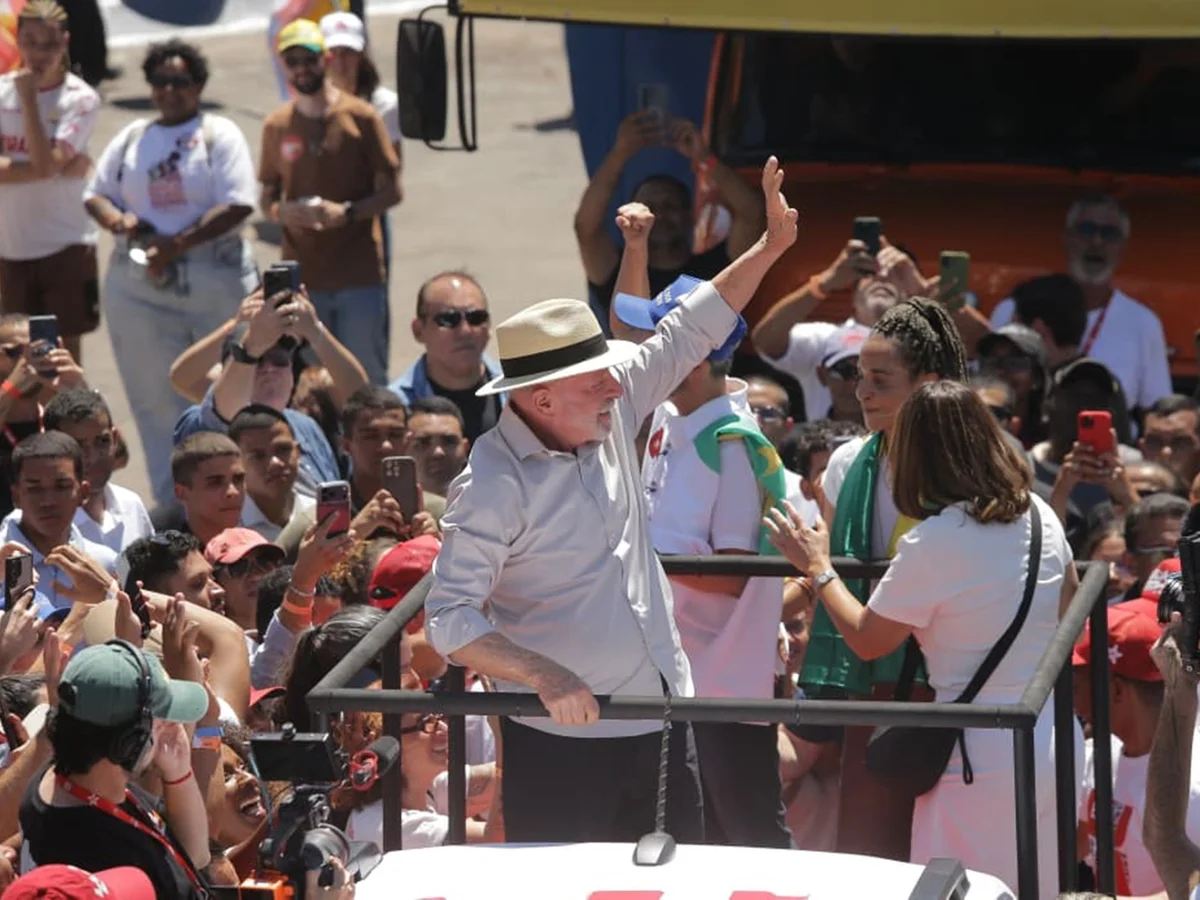 Lula critica uso da bandeira dos EUA em ato político: "Aqui ninguém tasca"