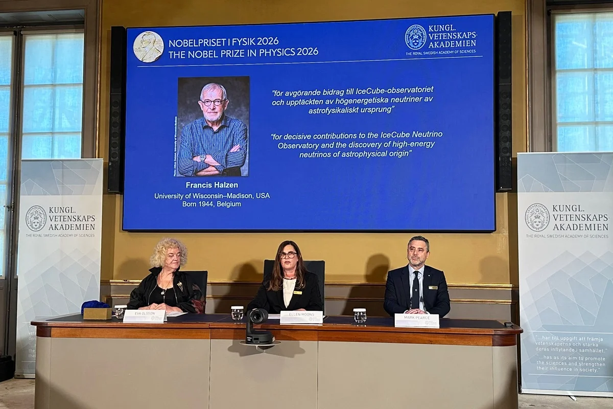 Imagem colorida de um telão anunciando o vencedor do prêmio Nobel de Física - Metrópoles
