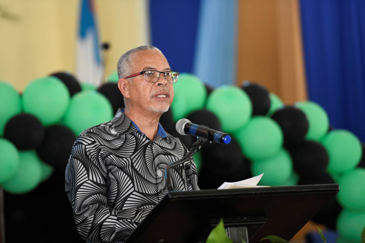 Journalist Earl Moxam delivers a tribute at the funeral.