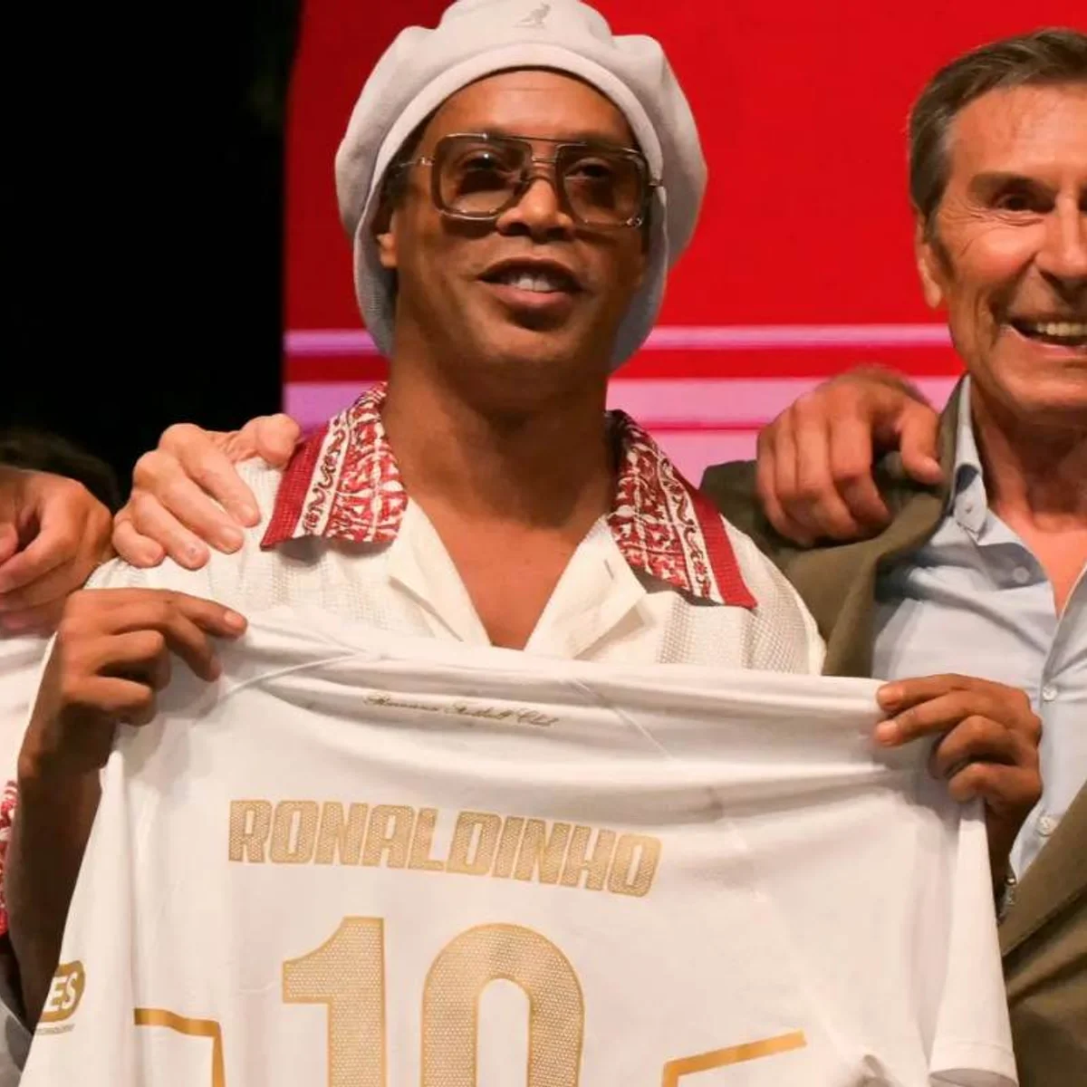 Ronaldinho Gaúcho anuncia volta aos gramados em novembro