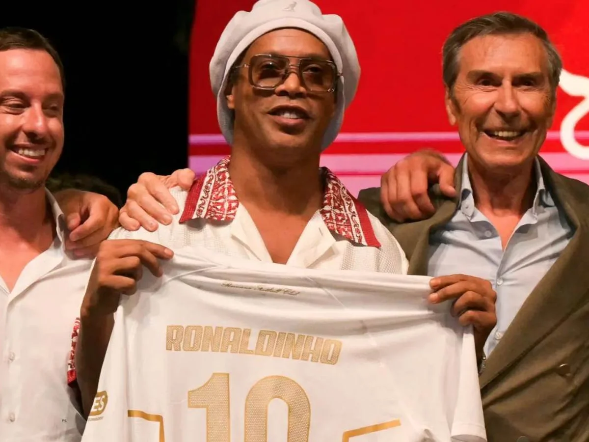 Ronaldinho Gaúcho anuncia volta aos gramados em novembro